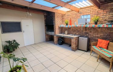 Spacious 8 Bedroom Dual living House for Sale in Goodwood